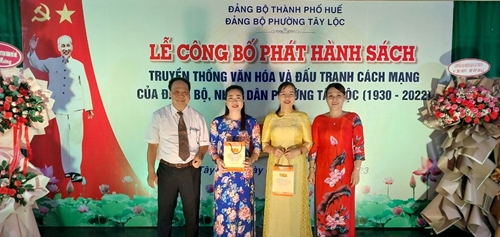 Tây Lộc- Đảng bộ thứ 23 của Tp Huế phát hành sách truyền thống văn hóa và đấu tranh cách mạng