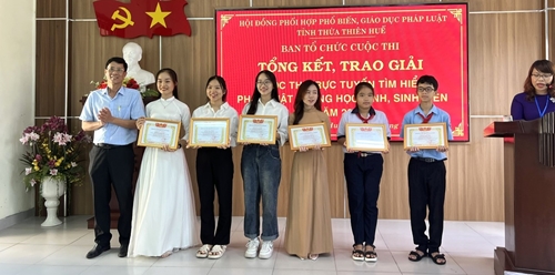 Trường THCS Nguyễn Thị Minh Khai đoạt giải nhất tập thể ở 2 cuộc thi về tìm hiểu pháp luật