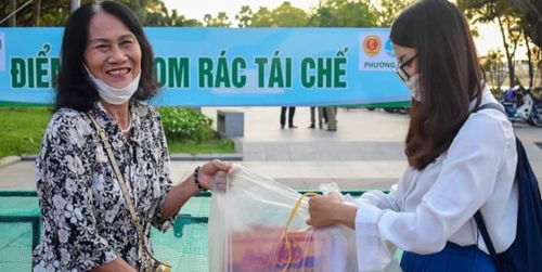 TP Huế tiếp nhận gần 140 bộ thùng phân loại rác từ WWF-Việt Nam