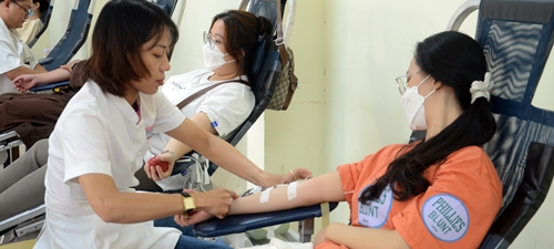 Hơn 450 tình nguyện viên tham gia hiến máu tại Ngày hội hiến máu “Giọt hồng sẻ chia”