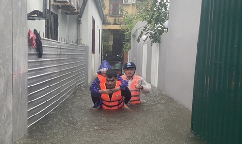 Khẩn trương khắc phục hậu quả gió lốc, đưa người dân đến nơi trú ẩn an toàn