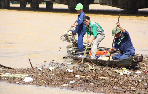 “Giải cứu rác” mắc kẹt ở đôi bờ sông Hương