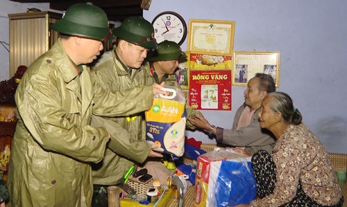 Quân khu 4 thăm và tặng quà người dân vùng lũ