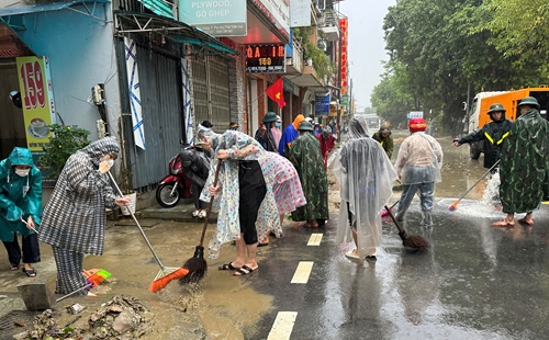 Đoàn viên, thanh niên ra quân khắc phục hậu quả sau mưa lũ