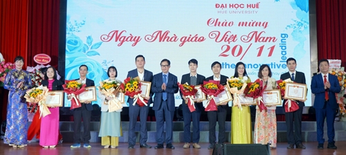 Lãnh đạo tỉnh thăm các cơ sở giáo dục nhân Ngày nhà giáo Việt Nam