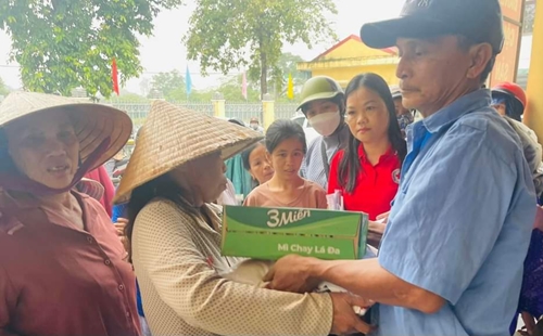 120 suất quà được trao cho hộ nghèo, khó khăn phường Phú Hậu