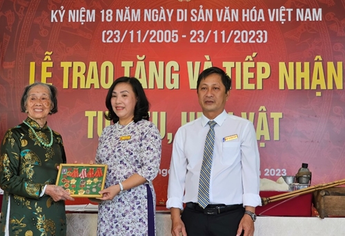 Tiếp nhận tư liệu, hiện vật về Chủ tịch Hồ Chí Minh