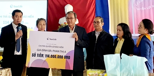 Sun Life Việt Nam chi trả gần 140 triệu đồng quyền lợi bảo hiểm cho khách hàng