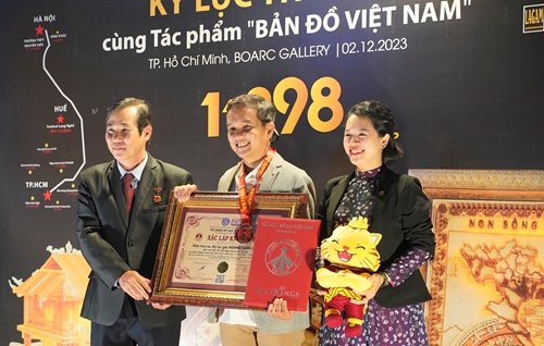 ​Trao hai kỷ lục cho “Bản đồ Việt Nam bằng tăm giang”