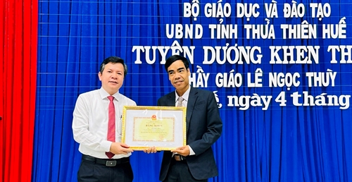 Bộ Giáo dục và Đào tạo, UBND tỉnh tặng bằng khen cho thầy giáo Lê Ngọc Thùy