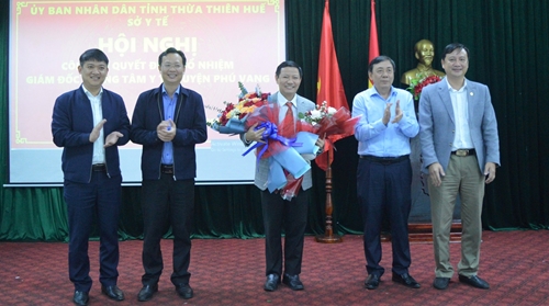 Trao quyết định bổ nhiệm Giám đốc Trung tâm y tế Phú Vang