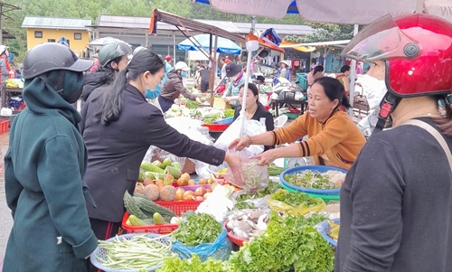 Bố trí khu vực chợ tạm hỗ trợ tiểu thương chợ Khe Tre kinh doanh trở lại