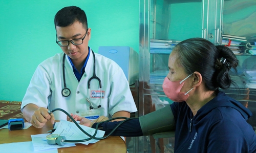 Khám bệnh, cấp thuốc cho 500 người dân Quảng Điền