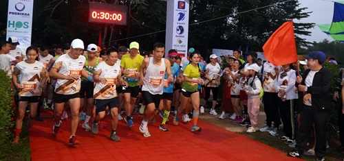 Hơn 1 000 vận động viên tham gia giải chạy Half Marathon “Hương xưa làng cổ - Bước chân hạnh phúc”