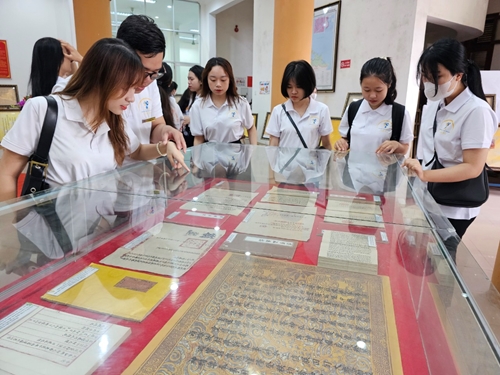 Triển lãm 130 tư liệu Hán - Nôm được số hóa, phục chế