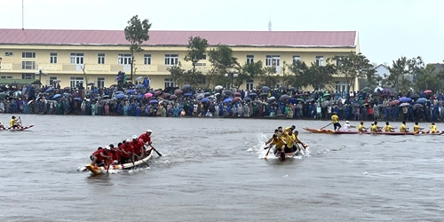 Hàng ngàn người đội mưa cổ vũ giải đua ghe truyền thống huyện Quảng Điền