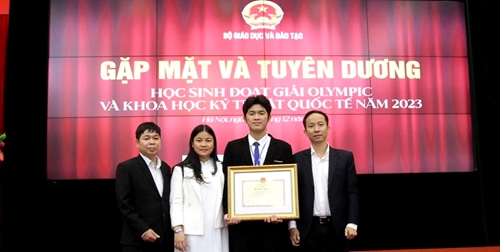 Học sinh Nguyễn Minh Tài Lộc được Bộ trưởng Bộ Giáo dục và Đào tạo tặng bằng khen
