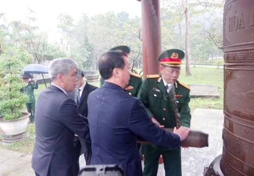 Dâng hương kỷ niệm 79 năm Ngày thành lập Quân đội Nhân dân Việt Nam