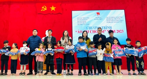“Áo ấm cho em” dành tặng học sinh nghèo Phú Sơn