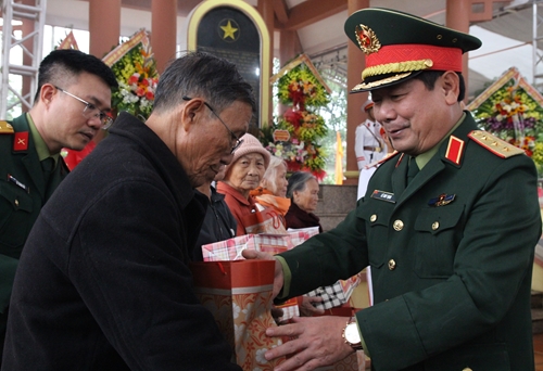 Dâng hương, tưởng nhớ công lao to lớn của Đại tướng Nguyễn Chí Thanh