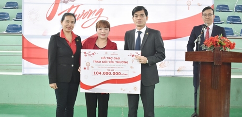 Prudential “hỗ trợ gạo - trao gửi yêu thương” đến tiểu thương trong vụ cháy chợ tại Thừa Thiên Huế