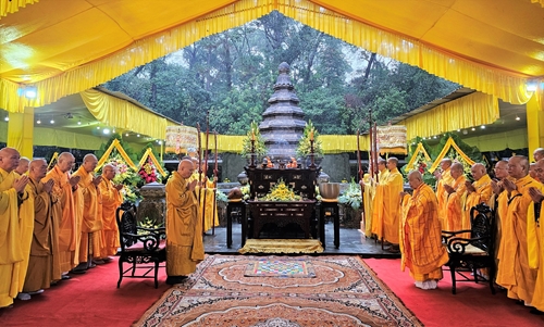 Tăng ni, Phật tử dự lễ tảo tháp Đức Tổ sư Thiệt Diệu Liễu Quán