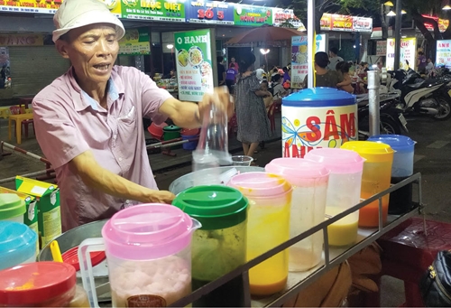 Nét Huế nơi phố ẩm thực Đông Ba về đêm