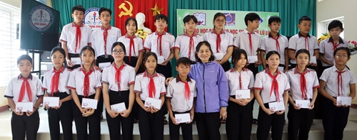 Trao tặng 100 suất học bổng cho học sinh vùng lũ Phong Điền