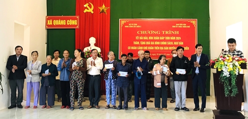 Bộ Tư lệnh Vùng Cảnh sát biển 2 thăm và tặng quà tại các xã biển huyện Quảng Điền