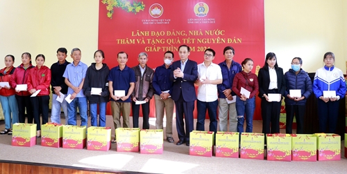 Bí thư Trung ương Đảng, Trưởng ban Đối ngoại Trung ương Lê Hoài Trung trao quà tết tại Thừa Thiên Huế