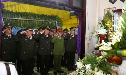 Thăng quân hàm Trung tá đối với Phó trưởng Công an phường Thuỷ Vân