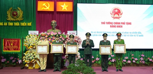 Thứ trưởng Bộ Công an Lê Quốc Hùng trao Huân chương Chiến công hạng Ba cho 2 cá nhân thuộc Công an tỉnh
