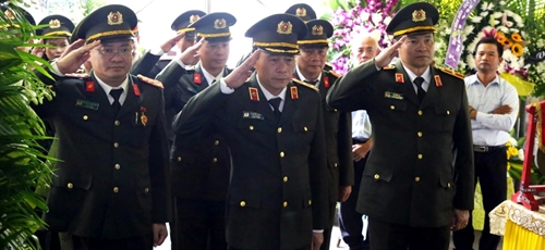 Đoàn công tác Bộ Công an viếng Trung tá Trần Duy Hùng