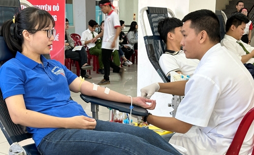Hơn 1 000 đoàn viên, thanh niên tham gia Ngày hội hiến máu tình nguyện Chủ nhật Đỏ