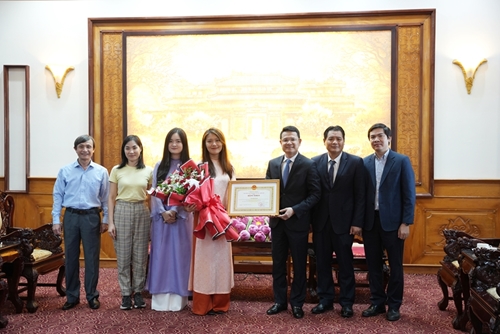 Trao bằng khen của Chủ tịch UBND tỉnh cho cho bà Yoo Soo Yeon