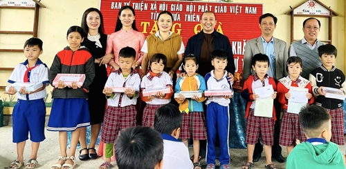 Trao quà cho học sinh có hoàn cảnh khó khăn huyện Quảng Điền