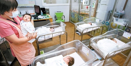 Đối phó với tỷ lệ sinh thấp, Hàn Quốc tăng hỗ trợ tiền mặt cho trẻ sơ sinh