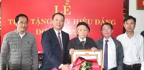 Thành uỷ Huế trao Huy hiệu Đảng cho 244 đảng viên