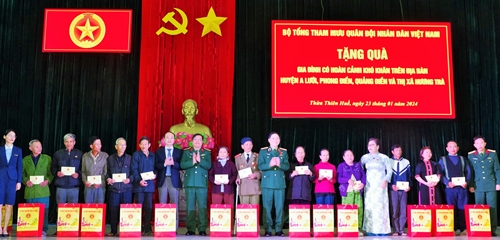 Trung tướng Phạm Trường Sơn thăm, tặng quà tại Thừa Thiên Huế