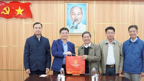 Phó Chủ tịch Thường trực UBND tỉnh Nguyễn Thanh Bình chúc tết tại huyện Phong Điền