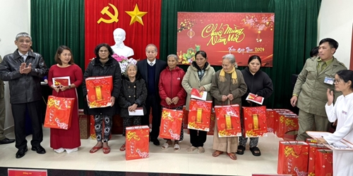 Phó Bí thư Thường trực Tỉnh ủy Phan Ngọc Thọ tặng quà tết đến người dân tái định cư Hương Sơ