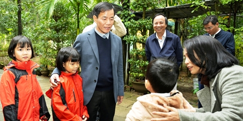 Chủ tịch UBND tỉnh Nguyễn Văn Phương thăm Trung tâm Bảo trợ trẻ em An Tây