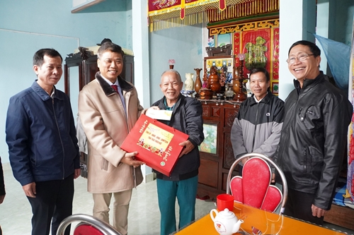 Trưởng Ban Tổ chức Tỉnh ủy thăm, chúc tết gia đình chính sách huyện Phú Vang