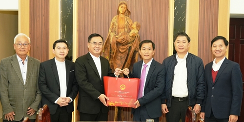 Chủ tịch UBND tỉnh Nguyễn Văn Phương đến thăm, chúc tết Giáo xứ Phù Lương