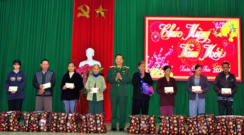 Trung tướng Hà Thọ Bình, Tư lệnh Quân khu 4 thăm tặng quà tết cho người nghèo