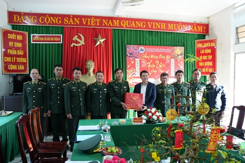 Phó Chủ tịch UBND tỉnh Hoàng Hải Minh chúc tết cán bộ, chiến sĩ biên phòng