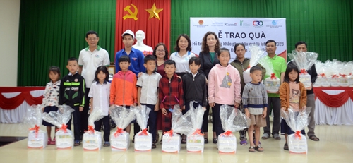 Đại sự quán Canada tại Việt Nam trao quà hỗ trợ cộng đồng