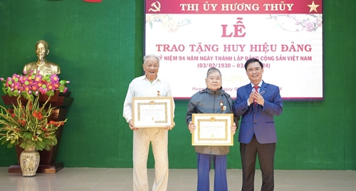 Đảng bộ TX Hương Thủy và huyện Quảng Điền trao Huy hiệu Đảng cho 35 đảng viên
