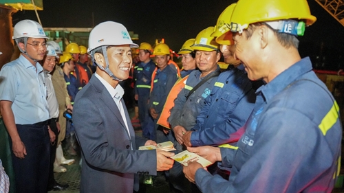 Chủ tịch UBND tỉnh Nguyễn Văn Phương động viên công nhân thi công cầu vượt sông Hương