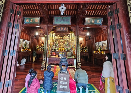 Người Huế thong dong đến chùa lễ Phật ngày đầu năm mới